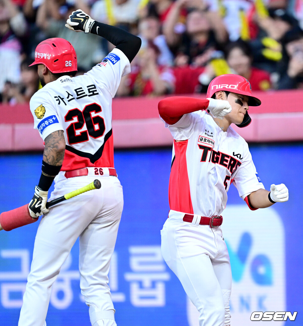 10일 광주-기아 챔피언스필드에서 ‘2026 신한 SOL Bank KBO리그’ KIA 타이거즈와 SSG 랜더스의 경기가 열렸다.홈팀 KIA는 시라카와 케이쇼, 방문팀 SSG는 최민준을 선발로 내세웠다.3회말 1사 1루 상황 KIA 김도영이 다시 앞서가는 좌중간 투런포를 날리고 홈을 밟은 뒤 카스트로와 기뻐하고 있다. 2026.10.10 / dreamer@osen.co.kr