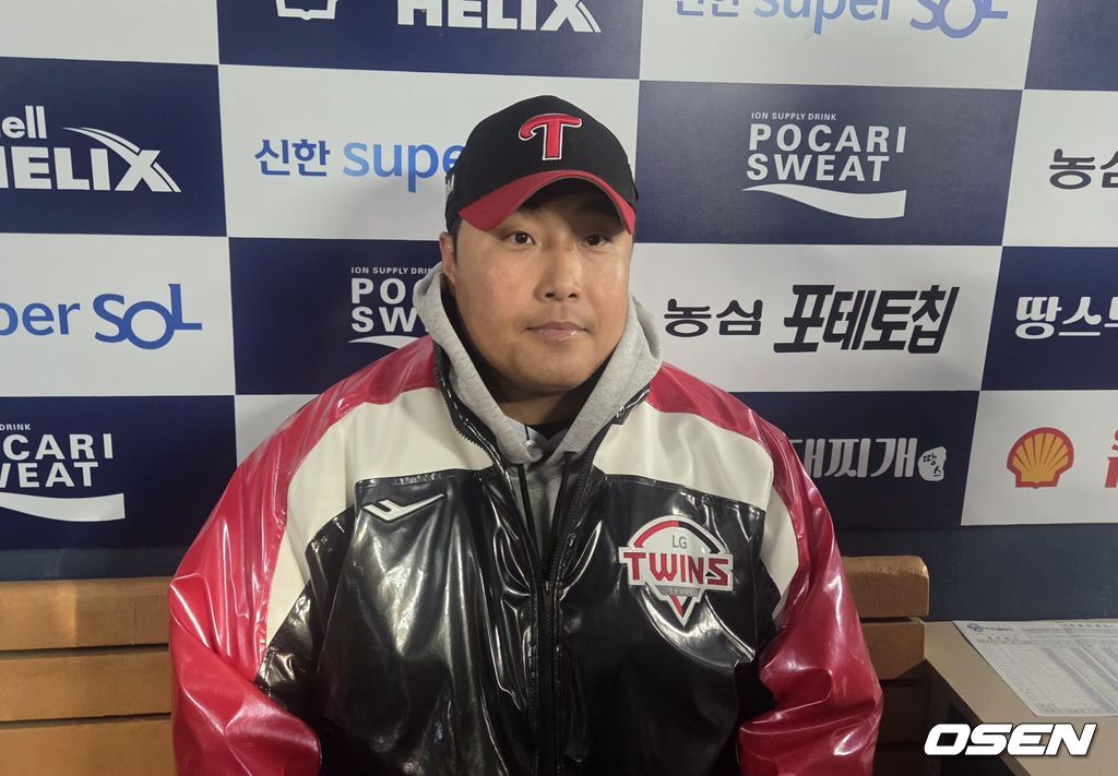 프로야구 LG 트윈스 좌완 이우찬(34)이 14일 서울 잠실구장에서 열린 두산 베어스와 2026 KBO리그 와일드카드 결정전 1차전에서 8회 1사 1,2루에서 연속 삼진으로 위기를 막았다. 이우찬이 경기 후 취재진과 인터뷰를 하고 있다. /orange@osen.co.kr