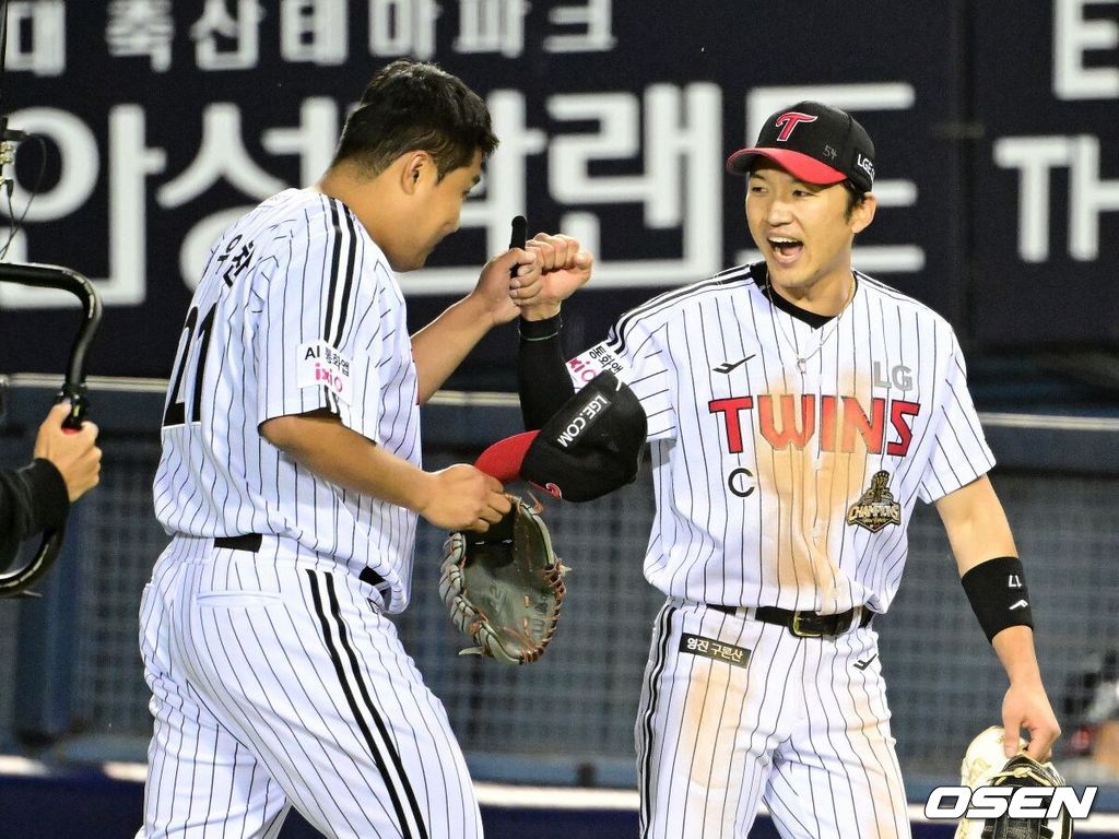 8회초 2사 1,2루에서 LG 이우찬이 두산 류승민을 삼진 처리하며 박해민과 기뻐하고 있다. 2026.10.14 / jpnews@osen.co.kr