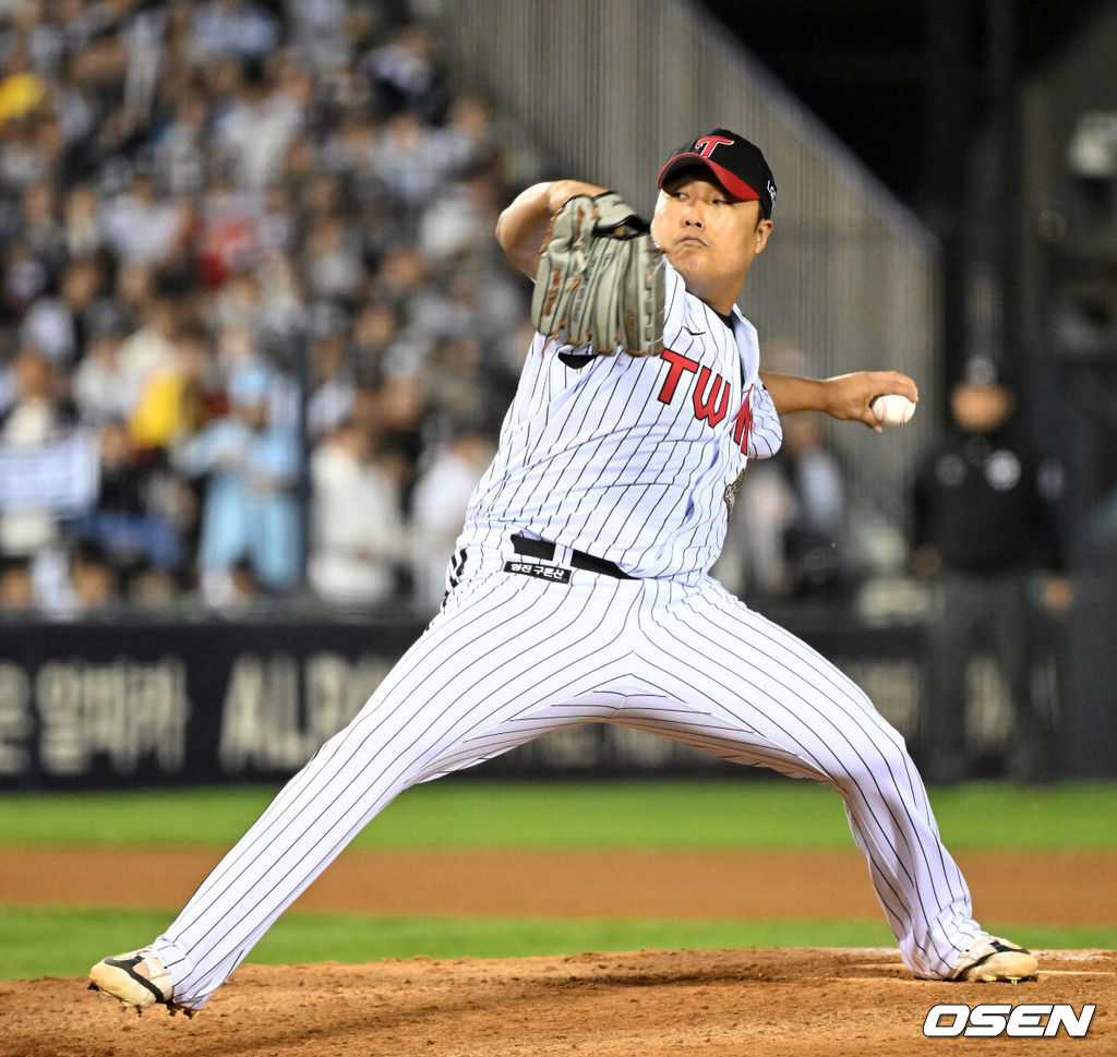 14일 오후 서울 잠실야구장에서 2026 신한 SOL KBO 와일드카드 결정 1차전 LG 트윈스와 두산 베어스의 경기가 열렸다.LG는 카를로스 카라스코, 두산은 곽빈이 선발로 나섰다.8회초 1사 2루에서 LG 이우찬이 역투하고 있다. 2026.10.14 /sunday@osen.co.kr