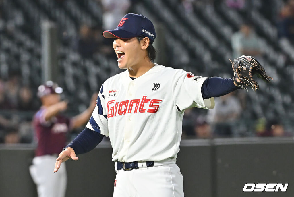 29일 부산 사직야구장에서 2026 신한 SOL KBO 리그 롯데 자이언츠와 키움 히어로즈의 경기가 열렸다. 홈팀 롯데는 박세웅이, 방문팀 키움은 전준표가 선발 출전했다.롯데 자이언츠 이이무라가 9회초 1사 1,2루 키움 히어로즈 추재현을 2루수 병살로 잡고 환호하고 있다. 2026.09.29 / foto0307@osen.co.kr