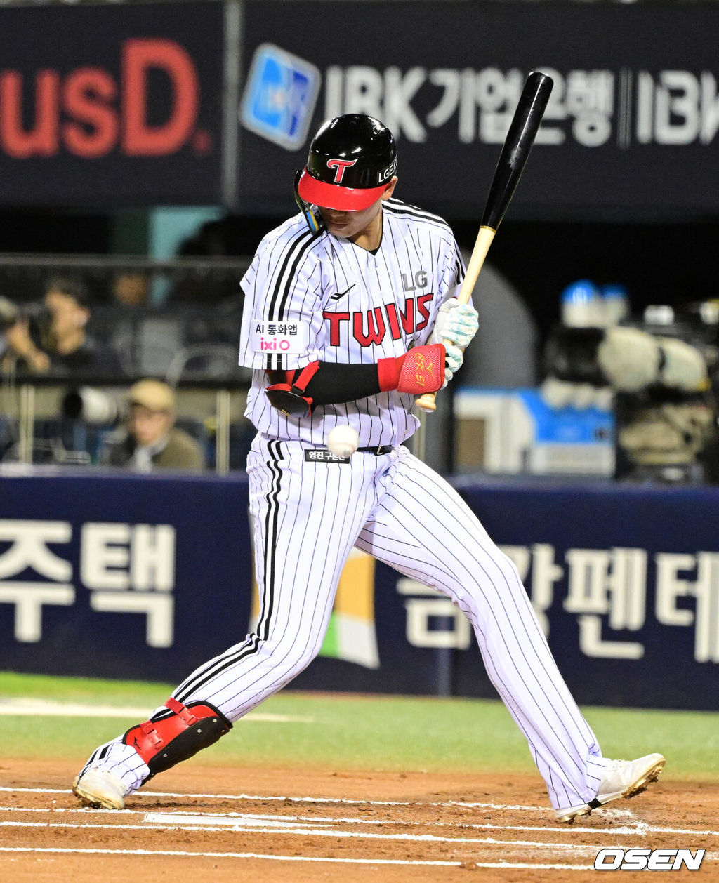 14일 오후 서울 잠실야구장에서 2026 신한 SOL KBO 와일드카드 결정 1차전 LG 트윈스와 두산 베어스의 경기가 열렸다.LG는 카를로스 카라스코, 두산은 곽빈이 선발로 나섰다.1회말 무사에서 LG 홍창기가 두산 곽빈의 볼에 맞고 있다. 2026.10.14 / jpnews@osen.co.kr