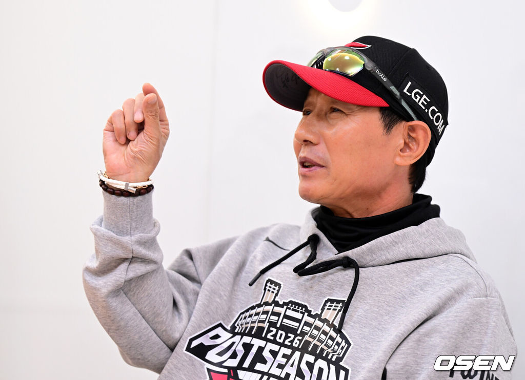 14일 오후 서울 잠실야구장에서 2026 신한 SOL KBO 와일드카드 결정 1차전 LG 트윈스와 두산 베어스의 경기가 열렸다.LG는 카를로스 카라스코, 두산은 곽빈이 선발로 나섰다.경기에 앞서 LG 염경엽 감독이 인터뷰를 하고 있다. 2026.10.14 / jpnews@osen.co.kr