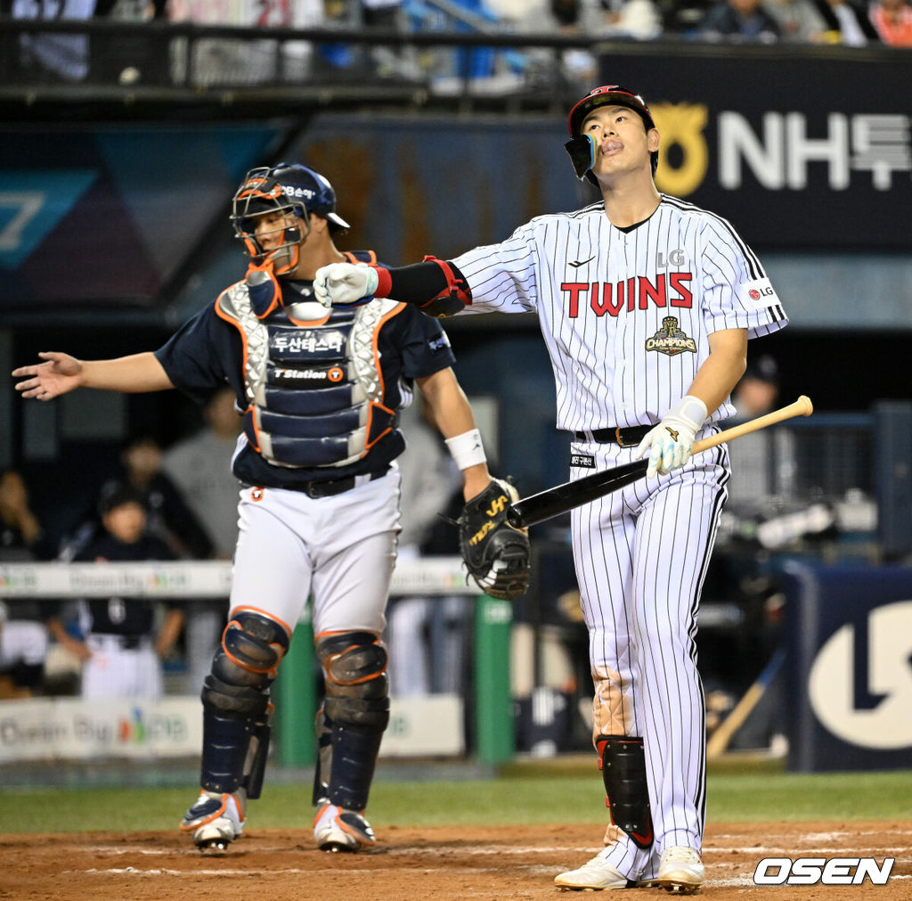 14일 오후 서울 잠실야구장에서 2026 신한 SOL KBO 와일드카드 결정 1차전 LG 트윈스와 두산 베어스의 경기가 열렸다.LG는 카를로스 카라스코, 두산은 곽빈이 선발로 나섰다.7회말 무사 1루에서 LG 홍창기가 두산 타카다와 끈질긴 승부를 이어가고 있다. 2026.10.14 /sunday@osen.co.kr