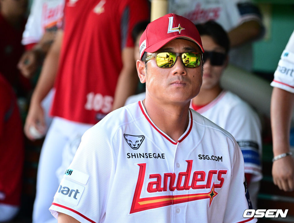 2일 강화 SSG퓨처스필드에서 2026 메디힐 KBO 퓨처스리그 SSG 랜더스와 두산 베어스의 경기가 열렸다.이날 SSG이 두산에 2-1 승리를 거두며 전날 패배를 설욕했다. 클리닝 타임을 앞두고 폭염 콜드 게임이 선언됐다.SSG 박정권 퓨처스 감독이 심판진과 이야기를 나누고 있다. 2026.08.02 / jpnews@osen.co.kr