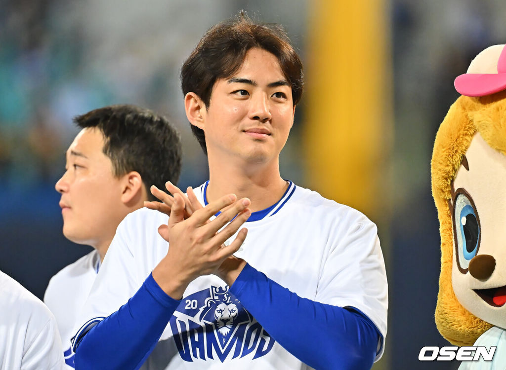 12일 대구삼성라이온즈파크에서 2026 신한 SOL KBO 리그 삼성 라이온즈와 KT 위즈의 경기가 열렸다. 홈팀 삼성은 양창섭이, 방문팀 KT는 소형준이 선발 출전했다. 삼성 라이온즈 구자욱이 시즌 마지막 경기를 마치고 팬들에게 인사를 하고 있다. 2026.10.12 / foto0307@osen.co.kr