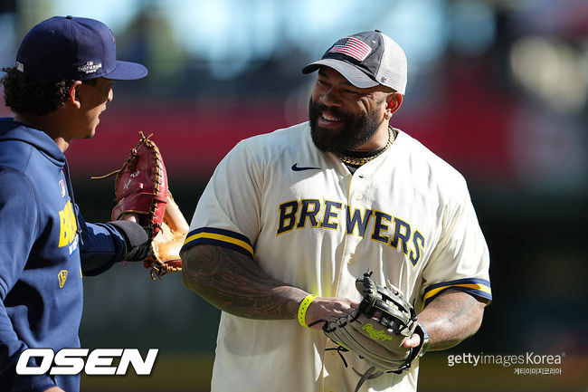 [사진] 전 밀워키 선수 에릭 테임즈가 NLDS 2차전에서 시구 후 미소를 짓고 있다. ⓒGettyimages(무단전재 및 재배포 금지)