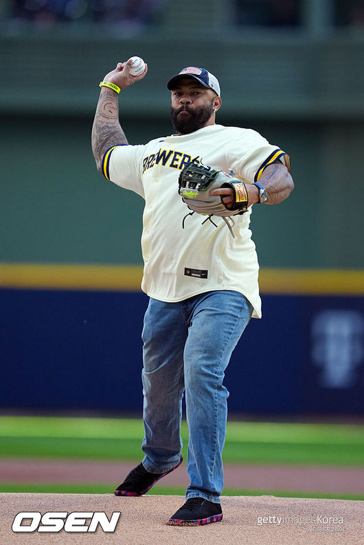 [사진] 전 밀워키 선수 에릭 테임즈가 NLDS 2차전에 앞서 시구를 하고 있다. ⓒGettyimages(무단전재 및 재배포 금지)