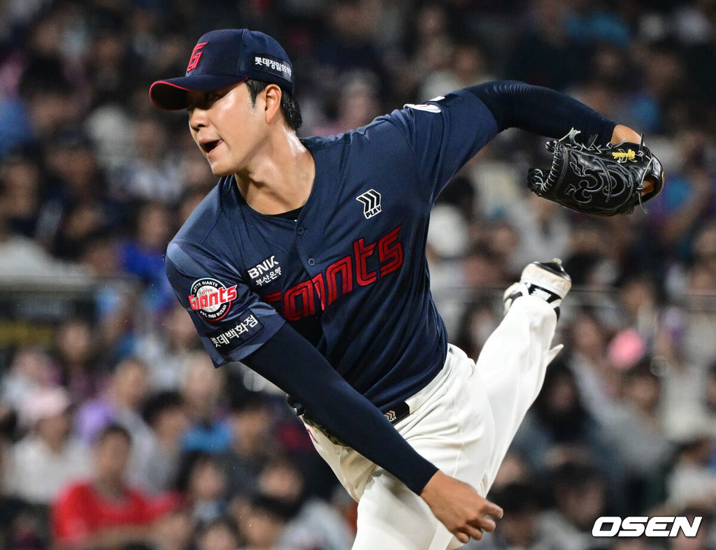 13일 수원 KT위즈파크에서 2026 신한 SOL KBO리그 KT 위즈와 롯데 자이언츠의 경기가 열렸다.이날 KT는 소형준, 롯데는 나균안을 선발로 내세웠다.7회말 롯데 윤성빈이 역투하고 있다. 2026.09.13 /cej@osen.co.kr