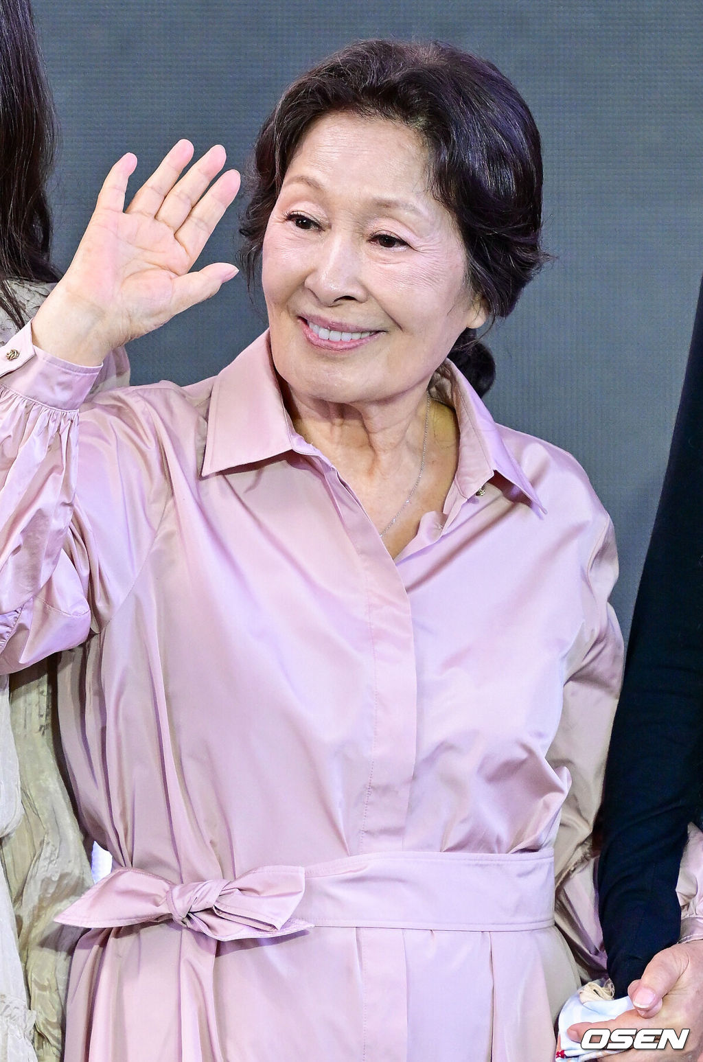8일 부산 우동 영화의전당 루프씨어터에서 ‘제31회 부산국제영화제’ 영화 ‘여전히 찬란하게’(감독 송일곤) 야외무대인사가 열렸다.올해로 31회째를 맞은 부산국제영화제는 오는 15일까지 이어진다. 올해 영화제에서는 59개국 316편의 작품이 관객들과 만난다.배우 김혜자가 포토타임을 하고 있다. 2026.10.08 / dreamer@osen.co.kr