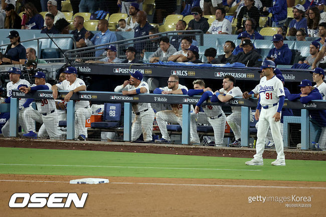 [사진] LA 다저스 선수들이 9회 덕아웃에서 경기를 지켜보고 있다. ⓒGettyimages(무단전재 및 재배포 금지)