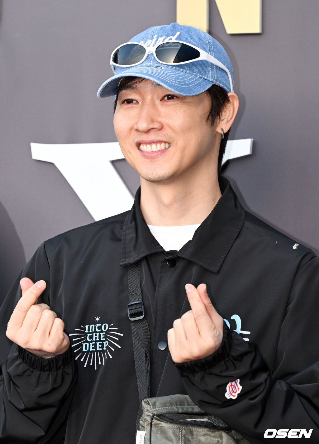 전시 '문도 픽사: 픽사, 상상의 세계로' 레드카펫 행사가 7일 서울 성동구 성수문화예술마당에서 열렸다.이번 전시의 이름 ‘문도’는 스페인어로 세계를 뜻한다. 즉 픽사의 세계인 셈이다. 다음달 29일까지 열린다.가수 장우혁이 포즈를 취하고 있다. 2025.05.07 /cej@osen.co.kr