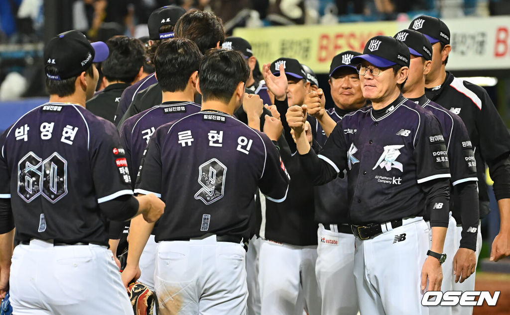12일 대구삼성라이온즈파크에서 2026 신한 SOL KBO 리그 삼성 라이온즈와 KT 위즈의 경기가 열렸다. 홈팀 삼성은 양창섭이, 방문팀 KT는 소형준이 선발 출전했다. KT 위즈 이강철 감독이 삼성 라이온즈에 4-2로 승리한 후 선수들과 기쁨을 나누고 있다. 2026.10.12 / foto0307@osen.co.kr