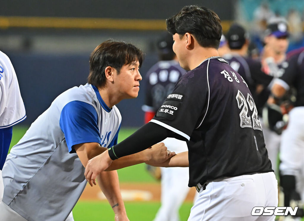 12일 대구삼성라이온즈파크에서 2026 신한 SOL KBO 리그 삼성 라이온즈와 KT 위즈의 경기가 열렸다. 홈팀 삼성은 양창섭이, 방문팀 KT는 소형준이 선발 출전했다. KT 위즈 장성우가 삼성 라이온즈에 4-2로 승리한 후 강민호와 인사를 하고 있다. 2026.10.12 / foto0307@osen.co.kr
