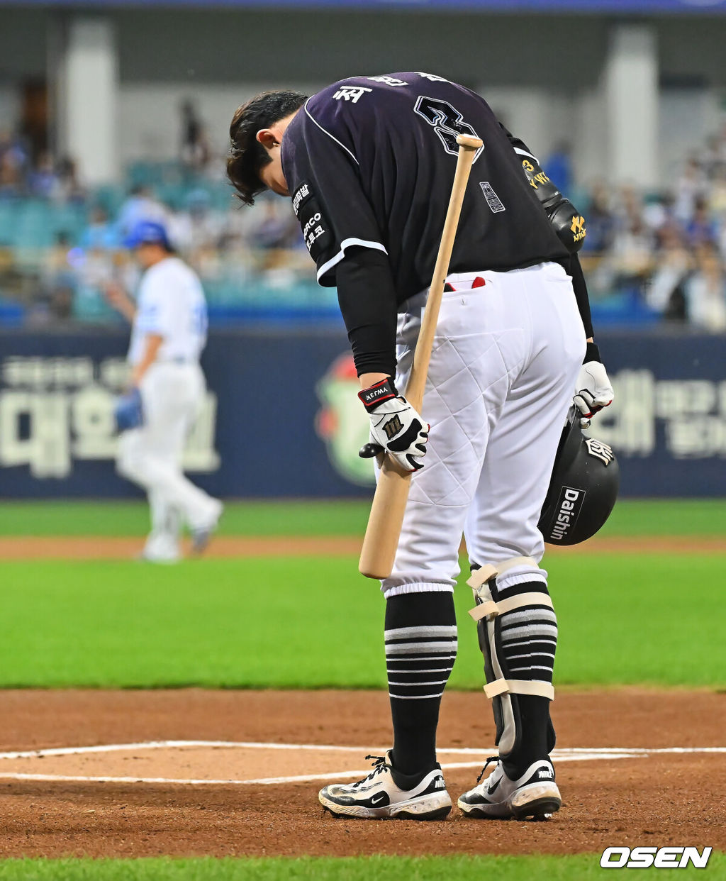 12일 대구삼성라이온즈파크에서 2026 신한 SOL KBO 리그 삼성 라이온즈와 KT 위즈의 경기가 열렸다. 홈팀 삼성은 양창섭이, 방문팀 KT는 소형준이 선발 출전했다. KT 위즈 최원준이 1회초 선두 타자로 타석에 들어 서며 삼성 라이온즈 강민호에게 인사를 하고 있다. 2026.10.12 / foto0307@osen.co.kr