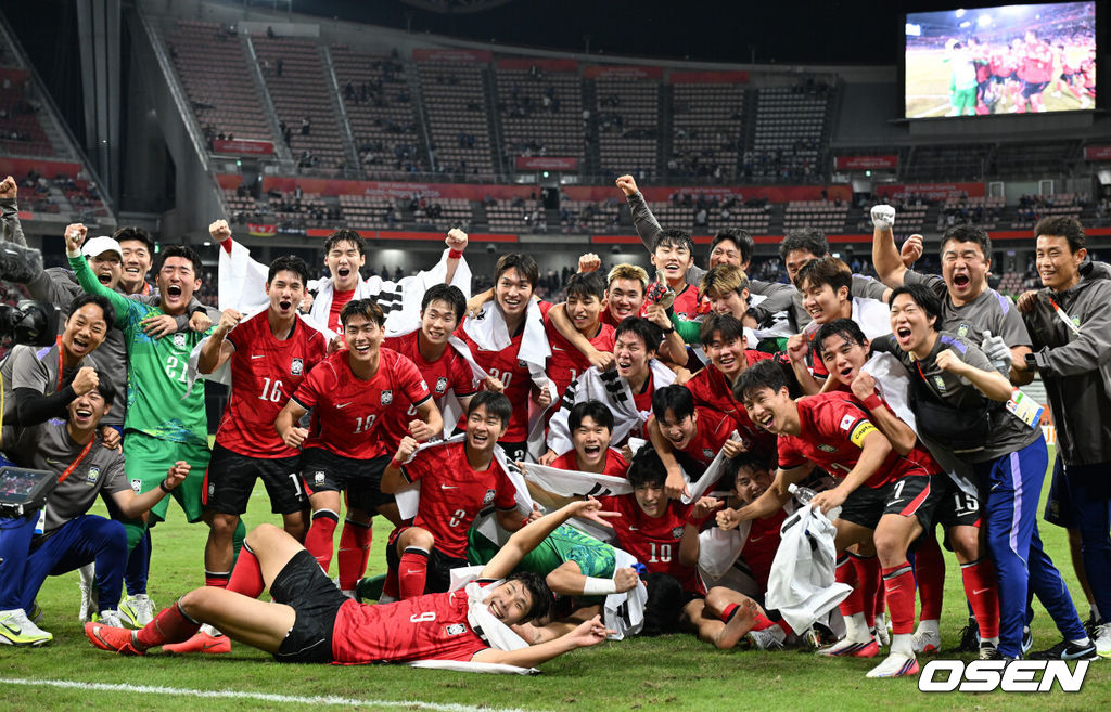 미쳤다! 엄지성(24, 스완지 시티)이 결승골로 한국축구를 살렸다. 이민성 감독이 이끄는 U23 남자축구대표팀은 3일 오후 7시 30분 나고야 스타디움에서 개최된 아이치-나고야 아시안게임 2026 결승전에서 엄지성의 결승골이 터져 숙적 일본을 1-0으로 제압했다. 경기종료 금메달 확정한 축구대표팀이 기뻐하고 있다. 2026.10.03 / soul1014@osen.co.kr