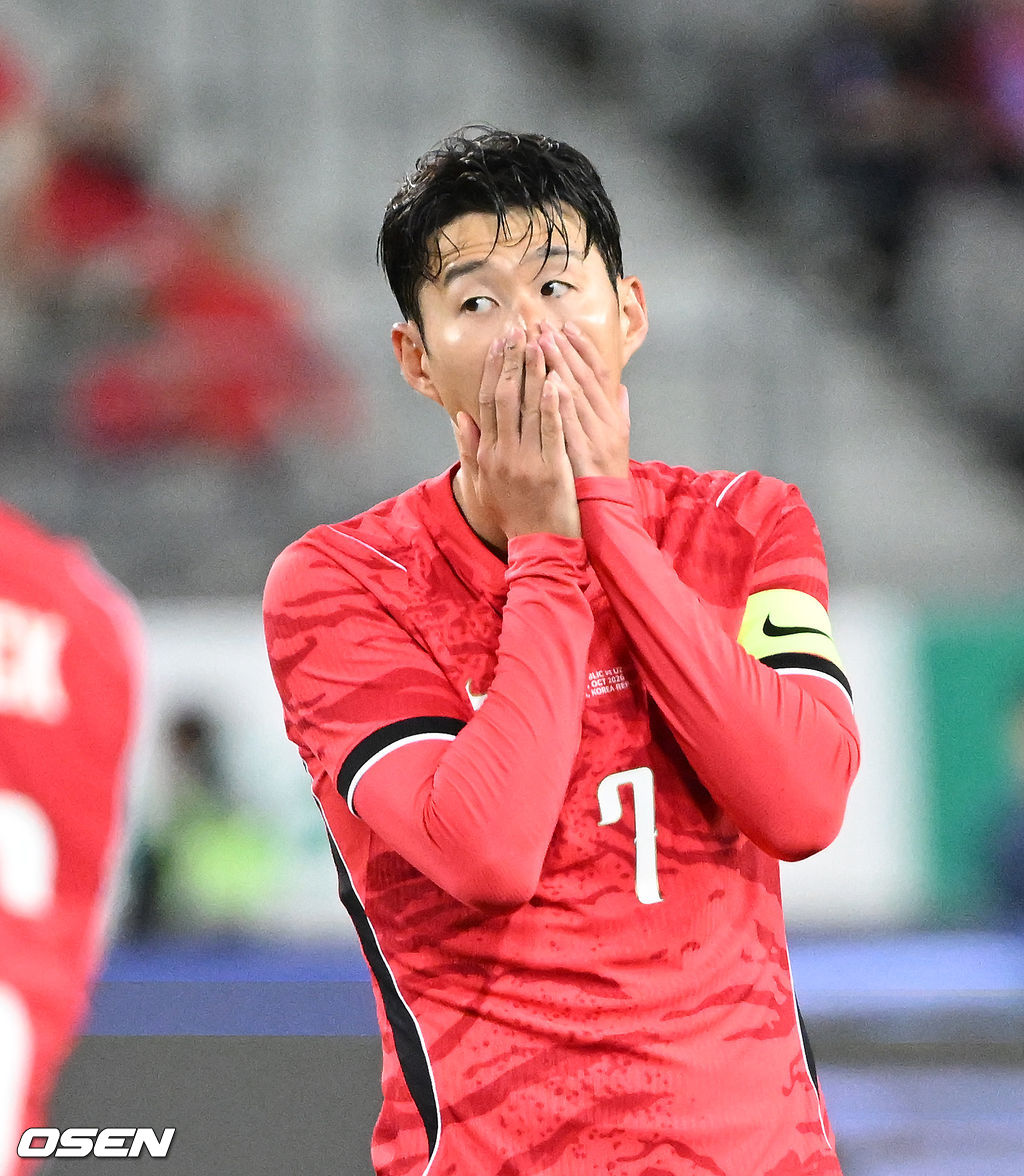 로베르트 모레노 감독이 이끄는 대한민국 축구 대표팀과 우즈베키스탄의 경기가 6일 용인미르스타디움에서 열렸다.이번 우즈베키스탄전은 로베르트 모레노 임시 감독 체제에서 치르는 9~10월 A매치 4연전의 마지막 경기다.앞선 3경기 성적은 1승 1무 1패. 우즈베키스탄을 상대로 수비 안정감을 이어가는 동시에 공격에서 얼마나 달라진 모습을 보여줄지가 관건이다.후반 대한민국 손흥민이 프리킥이 실패하자 아쉬워하고 있다. 2026.10.06 /sunday@osen.co.kr