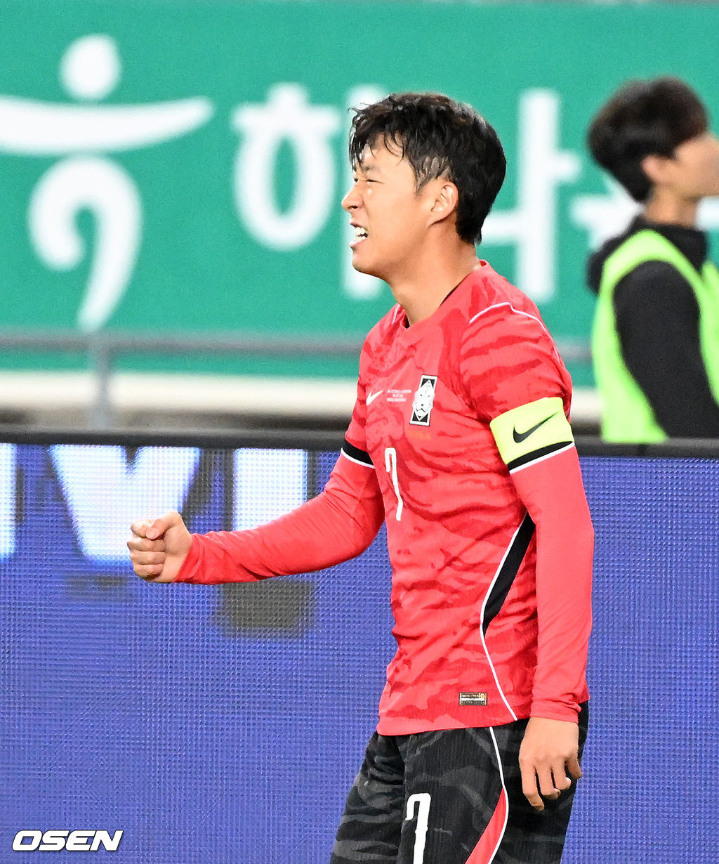 한국축구에 역사적인 날이다. 손흥민(34, LAFC)이 전설 차범근의 A매치 최다골 기록을 넘었다. 로베르트 모레노 감독이 이끄는 대한민국 축구대표팀은 6일 오후 8시 용인미르스타디움에서 개최되는 친선전에서 우즈베키스탄을 상대로 손흥민의 선제골과 오세훈의 추가골이 터져 2-0 완승을 거뒀다. 전반 선제골을 성공시킨 대한민국 손흥민이 환호하고 있다. 2026.10.06 /sunday@osen.co.kr