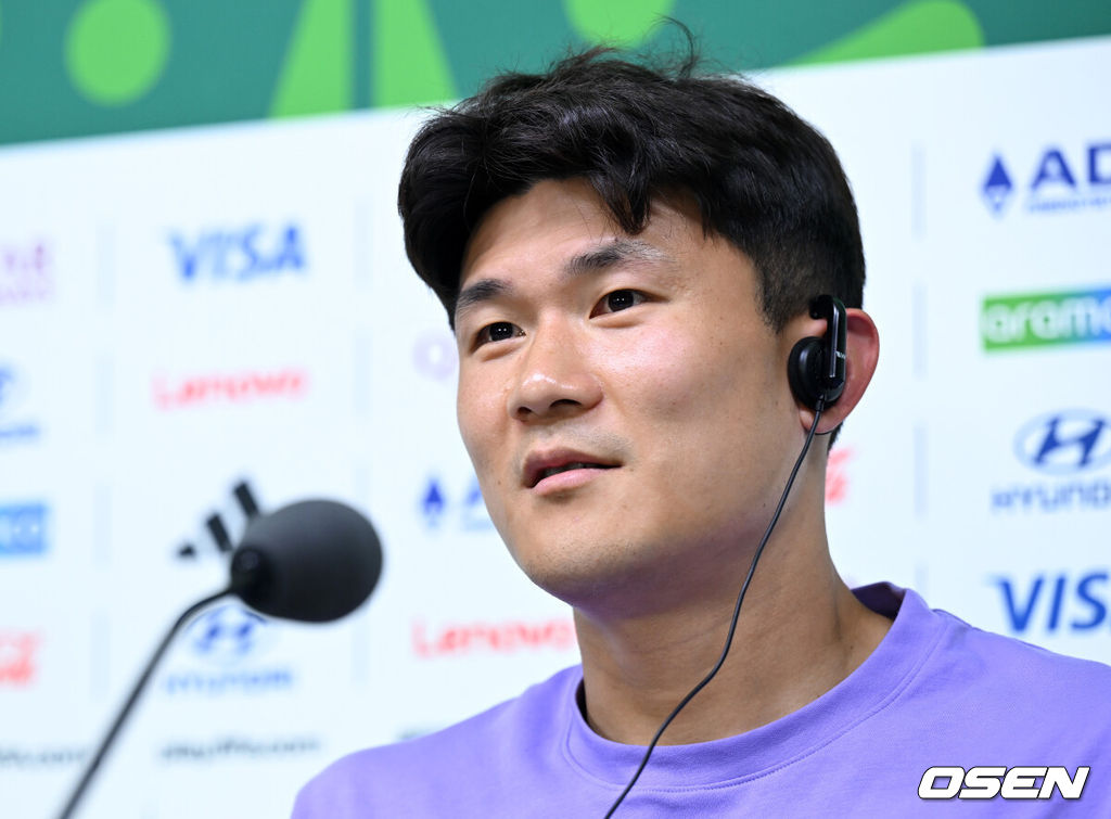 24일(한국시간) 멕시코 누에보레온주 과달루페의 몬테레이 스타디움에서 대한민국 축구국가대표팀 공식 기자회견이 진행됐다.대한민국 축구대표팀은 오는 25일 오전 10시 멕시코 몬테레이 스타디움에서 남아프리카공화국을 상대로 2026 국제축구연맹(FIFA) 북중미 월드컵 조별리그 A조 최종 3차전을 치른다. 대한민국 김민재가 취재진의 질문을 듣고 있다. 2026.06.24 /sunday@osen.co.kr