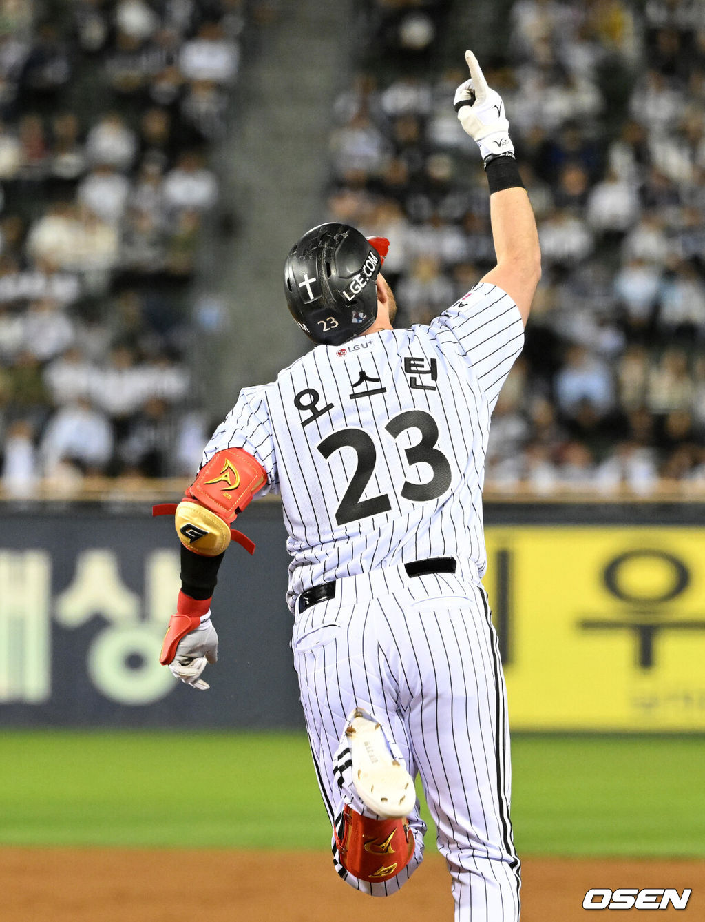 14일 오후 서울 잠실야구장에서 2026 신한 SOL KBO 와일드카드 결정 1차전 LG 트윈스와 두산 베어스의 경기가 열렸다.LG는 카를로스 카라스코, 두산은 곽빈이 선발로 나섰다.1회말 1사 1루에서 LG 오스틴이 좌월 투런 홈런을 치고 환호하고 있다. 2026.10.14 /sunday@osen.co.kr