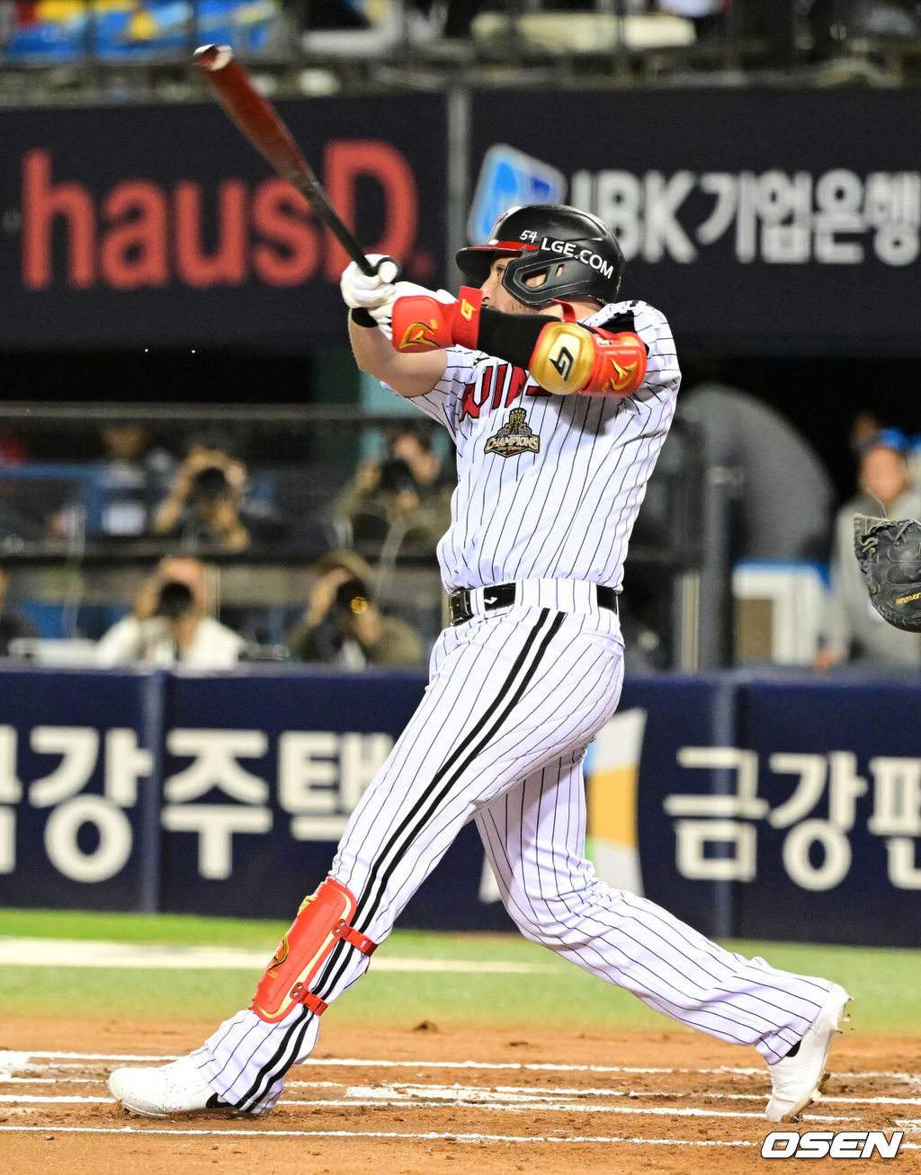 14일 오후 서울 잠실야구장에서 2026 신한 SOL KBO 와일드카드 결정 1차전 LG 트윈스와 두산 베어스의 경기가 열렸다.LG는 카를로스 카라스코, 두산은 곽빈이 선발로 나섰다.1회말 1사 1루에서 LG 오스틴이 선제 좌월 투런포를 날리고 있다. 2026.10.14 / jpnews@osen.co.kr