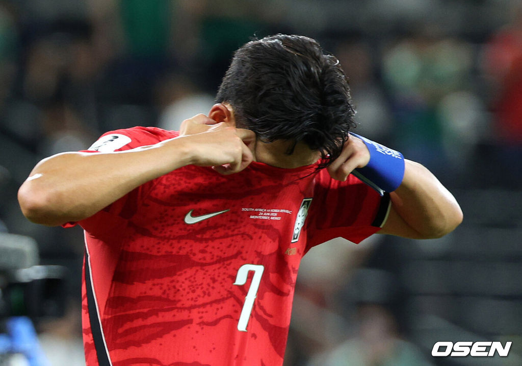 홍명보 감독이 이끄는 대한민국 축구대표팀은 25일(이하 한국시간) 오전 10시 멕시코 몬테레이 스타디움에서 개최된 2026 국제축구연맹(FIFA) 북중미 월드컵 조별리그 A조 최종전에서 남아프리카공화국에게 0-1 충격패를 당했다. 1승2패가 된 한국은 A조 3위로 밀리며 32강 자력진출에 실패했다. 한국은 나머지 조들의 상황을 따져보고 32강에 진출할 가능성은 남아있다.경기 종료 후 대한민국 손흥민이 패배에 아쉬워하고 있다. 2026.06.25 /sunday@osen.co.kr