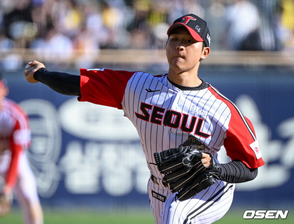 31일 서울 잠실야구장에서 ‘2026 신한 SOL Bank KBO리그’ LG 트윈스와 KIA 타이거즈의 경기가 열렸다. 이날 LG는 톨허스트, KIA는 양현종을 선발로 내세웠다. 8회초 LG 우강훈이 역투하고 있다. 2026.05.31 /cej@osen.co.kr