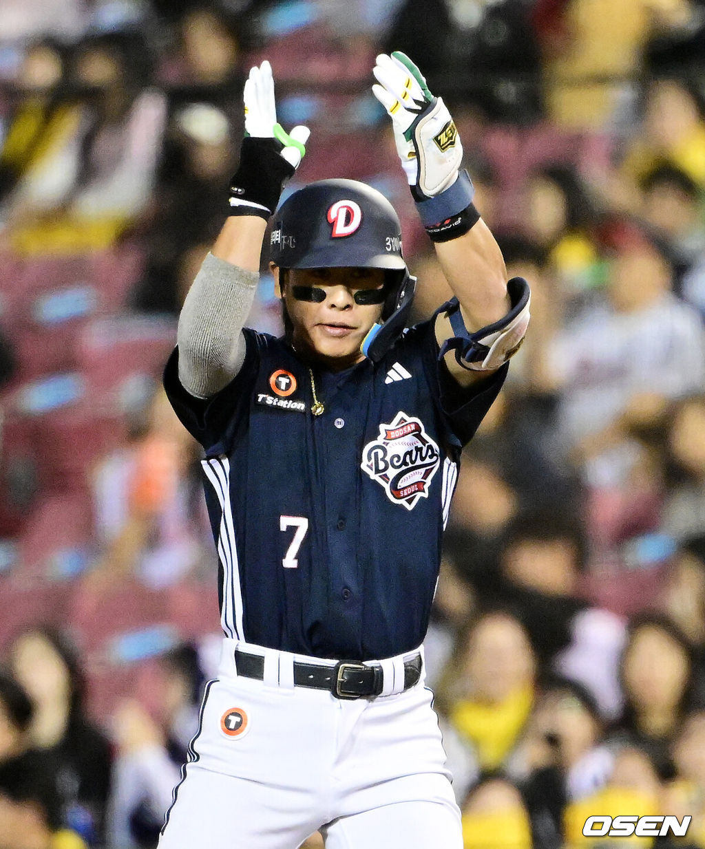 14일 오후 서울 잠실야구장에서 2026 신한 SOL KBO 와일드카드 결정 1차전 LG 트윈스와 두산 베어스의 경기가 열렸다.LG는 카를로스 카라스코, 두산은 곽빈이 선발로 나섰다.1회초 무사에서 두산 박찬호가 중전 안타를 날리며 기뻐하고 있다. 2026.10.14 / jpnews@osen.co.kr
