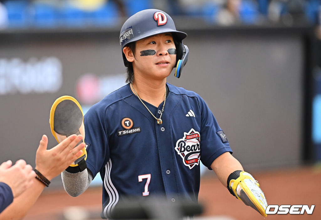 3일 대구삼성라이온즈파크에서 2026 신한 SOL KBO 리그 삼성 라이온즈와 두산 베어스의 경기가 열렸다. 홈팀 삼성은 최원태가, 방문팀 두산은 최승용이 선발 출전했다. 두산 베어스 박찬호가 4회초 1사 1,3루 양석환의 좌익수 앞 안타때 득점을 올리고 하이파이브를 하고 있다. 2026.10.03 / foto0307@osen.co.kr