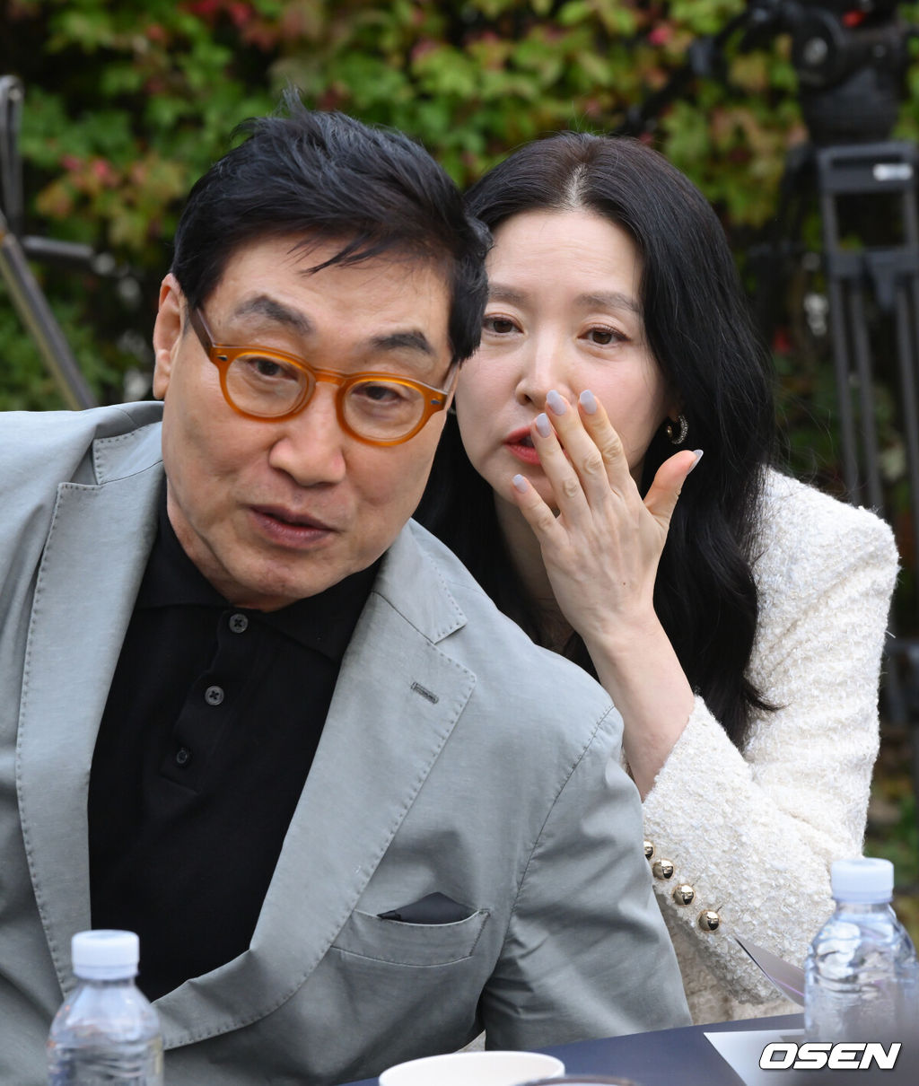 제16회 아름다운예술인상 시상식이 15일 서울 강동구 스테이지28에서 열렸다.(재)신영균예술문화재단(이사장 신언식)이 주최하는 아름다운예술인상 시상식은 2011년 신영균예술문화재단이 창립되던 해 제정돼 매년 연말에 영화, 공연, 공로, 선행, 독립영화 또는 신인 부문에서 활동이 돋보이는 예술인을 선정, 총 1억 원(각 2000만 원)의 시상금과 상을 전달해 왔다.배우 이영애가 남편 정호영과 대화를 하고 있다. 2026.10.15 /cej@osen.co.kr