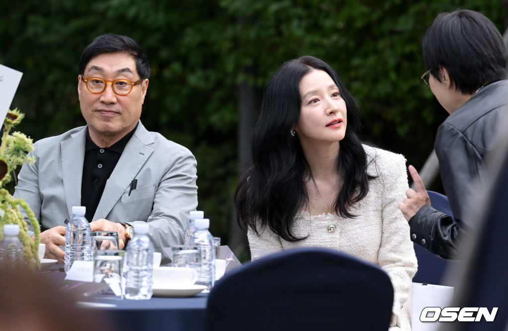 제16회 아름다운예술인상 시상식이 15일 서울 강동구 스테이지28에서 열렸다.(재)신영균예술문화재단(이사장 신언식)이 주최하는 아름다운예술인상 시상식은 2011년 신영균예술문화재단이 창립되던 해 제정돼 매년 연말에 영화, 공연, 공로, 선행, 독립영화 또는 신인 부문에서 활동이 돋보이는 예술인을 선정, 총 1억 원(각 2000만 원)의 시상금과 상을 전달해 왔다.사업가 정호영, 배우 이영애 부부가 시상식에 참석해 인사를 나누고 있다. 2026.10.15 /cej@osen.co.kr