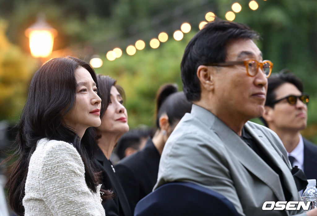 제16회 아름다운예술인상 시상식이 15일 서울 강동구 스테이지28에서 열렸다.(재)신영균예술문화재단(이사장 신언식)이 주최하는 아름다운예술인상 시상식은 2011년 신영균예술문화재단이 창립되던 해 제정돼 매년 연말에 영화, 공연, 공로, 선행, 독립영화 또는 신인 부문에서 활동이 돋보이는 예술인을 선정, 총 1억 원(각 2000만 원)의 시상금과 상을 전달해 왔다.배우 이영애(왼쪽)가 남편 정호영과 시상식을 지켜보고 있다. 2026.10.15 /cej@osen.co.kr