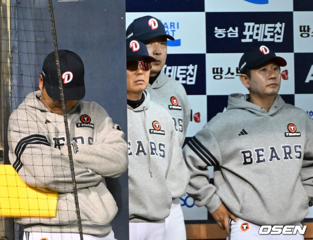 14일 오후 서울 잠실야구장에서 2026 신한 SOL KBO 와일드카드 결정 1차전 LG 트윈스와 두산 베어스의 경기가 열렸다.LG는 카를로스 카라스코, 두산은 곽빈이 선발로 나섰다.9회초 두산 김원형 감독이 더그아웃에서 경기를 바라보고 있다. 2026.10.14 /sunday@osen.co.kr