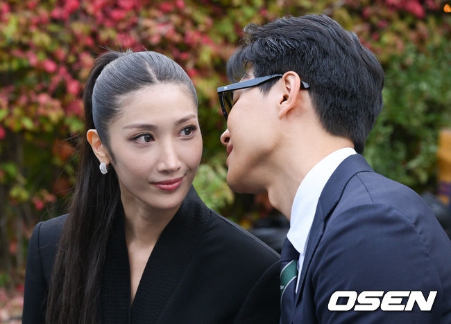 제16회 아름다운예술인상 시상식이 15일 서울 강동구 스테이지28에서 열렸다.  (재)신영균예술문화재단(이사장 신언식)이 주최하는 아름다운예술인상 시상식은 2011년 신영균예술문화재단이 창립되던 해 제정돼 매년 연말에 영화, 공연, 공로, 선행, 독립영화 또는 신인 부문에서 활동이 돋보이는 예술인을 선정, 총 1억 원(각 2000만 원)의 시상금과 상을 전달해 왔다.  음악 프로듀서 샘김, 싱어송라이터 이재가 행사에 참석하고 있다. 이재는 원로배우 신영균의 외손녀로 샘김과 11월 7일 결혼식을 올릴 예정이다. 2026.10.15 /cej@osen.co.kr