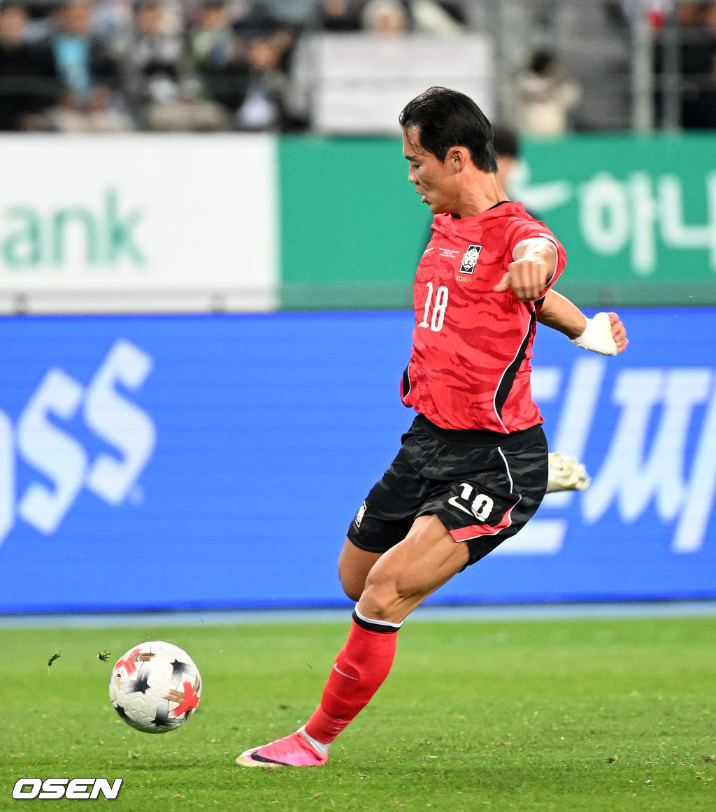 로베르트 모레노 감독이 이끄는 대한민국 축구 대표팀과 우즈베키스탄의 경기가 6일 용인미르스타디움에서 열렸다.이번 우즈베키스탄전은 로베르트 모레노 임시 감독 체제에서 치르는 9~10월 A매치 4연전의 마지막 경기다.앞선 3경기 성적은 1승 1무 1패. 우즈베키스탄을 상대로 수비 안정감을 이어가는 동시에 공격에서 얼마나 달라진 모습을 보여줄지가 관건이다.후반 대한민국 오현규가 슛을 시도하고 있다. 2026.10.06 /sunday@osen.co.kr