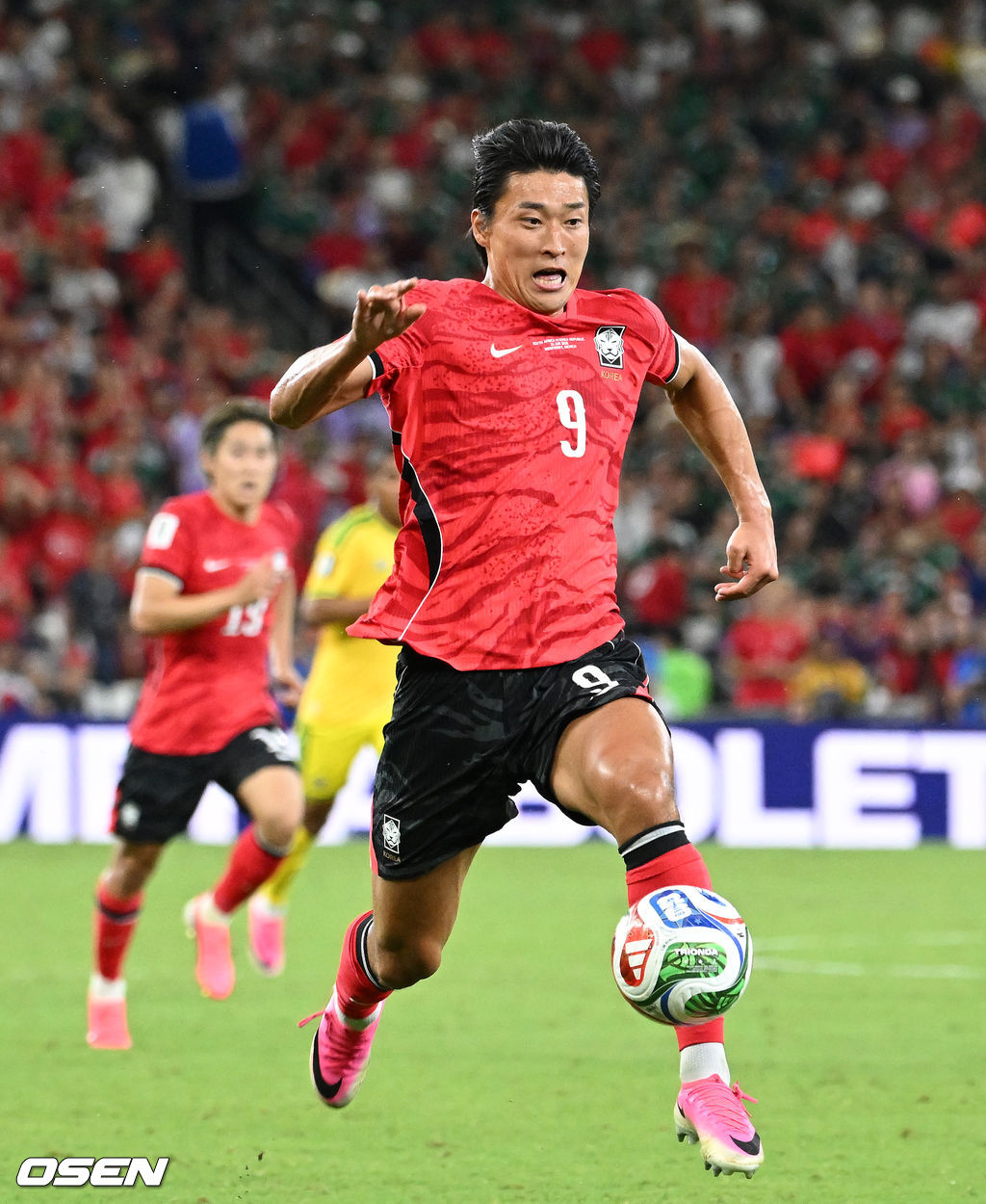 홍명보 감독이 이끄는 대한민국 축구대표팀은 25일(이하 한국시간) 오전 10시 멕시코 몬테레이 스타디움에서 개최된 2026 국제축구연맹(FIFA) 북중미 월드컵 조별리그 A조 최종전에서 남아프리카공화국에게 0-1 충격패를 당했다. 1승2패가 된 한국은 A조 3위로 밀리며 32강 자력진출에 실패했다. 한국은 나머지 조들의 상황을 따져보고 32강에 진출할 가능성은 남아있다. 1승1무1패의 남아공이 2위로 32강 진출을 확정지었다. 후반 대한민국 조규성이 드리블 돌파를 하고 있다. 2026.06.25 /sunday@osen.co.kr