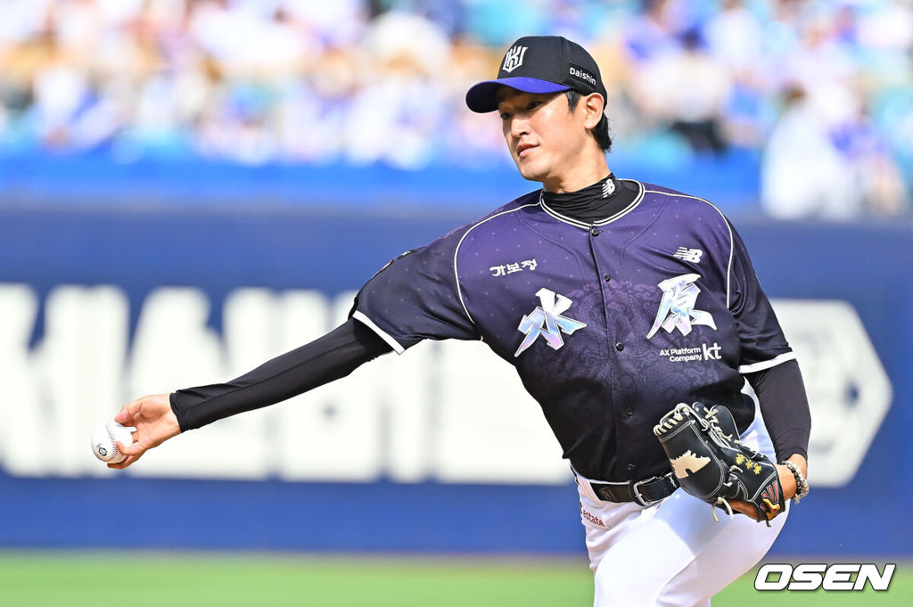 11일 대구삼성라이온즈파크에서 2026 신한 SOL KBO 리그 삼성 라이온즈와 KT 위즈의 경기가 열렸다. 홈팀 삼성은 후라도가, 방문팀 KT는 고영표가 선발 출전했다. KT 위즈 선발 투수 고영표가 역투하고 있다. 2026.10.11 / foto0307@osen.co.kr