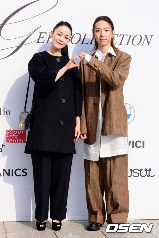 디자이너 브랜드 포토콜 행사가 15일 서울 예술의전당 음악광장에서 열렸다. 이날 배우 한지혜, 김성령, 이정현, 최명길, 차예련, 주상욱, 오현경, 홍은희, 전효성, 차시연, 방송인 안현모, 박경림, 가수 김완선, 김윤아 등이 참석했다. 가수 김윤아(자우림)가 아들과 포토타임을 하고 있다. 2026.10.15 / jpnews@osen.co.kr