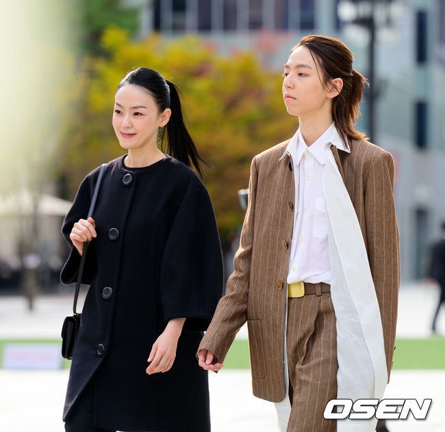 디자이너 브랜드 포토콜 행사가 15일 서울 예술의전당 음악광장에서 열렸다. 이날 배우 한지혜, 김성령, 이정현, 최명길, 차예련, 주상욱, 오현경, 홍은희, 전효성, 차시연, 방송인 안현모, 박경림, 가수 김완선, 김윤아 등이 참석했다. 가수 김윤아(자우림)가 아들과 포토타임을 하고 있다. 2026.10.15 / jpnews@osen.co.kr