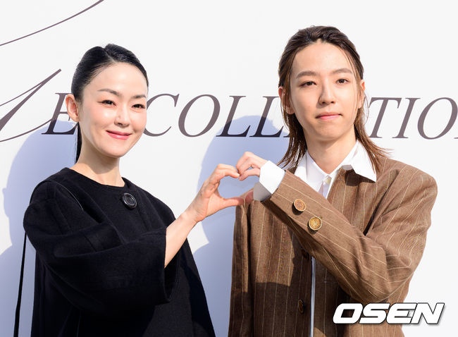 디자이너 브랜드 포토콜 행사가 15일 서울 예술의전당 음악광장에서 열렸다. 이날 배우 한지혜, 김성령, 이정현, 최명길, 차예련, 주상욱, 오현경, 홍은희, 전효성, 차시연, 방송인 안현모, 박경림, 가수 김완선, 김윤아 등이 참석했다. 가수 김윤아(자우림)가 아들과 포토타임을 하고 있다. 2026.10.15 / jpnews@osen.co.kr
