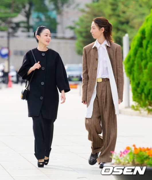 디자이너 브랜드 포토콜 행사가 15일 서울 예술의전당 음악광장에서 열렸다. 이날 배우 한지혜, 김성령, 이정현, 최명길, 차예련, 주상욱, 오현경, 홍은희, 전효성, 차시연, 방송인 안현모, 박경림, 가수 김완선, 김윤아 등이 참석했다. 가수 김윤아(자우림)가 아들과 포토타임을 하고 있다. 2026.10.15 / jpnews@osen.co.kr