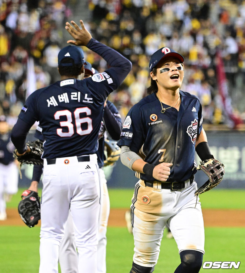 14일 오후 서울 잠실야구장에서 2026 신한 SOL KBO 와일드카드 결정 1차전 LG 트윈스와 두산 베어스의 경기가 열렸다.LG는 카를로스 카라스코, 두산은 곽빈이 선발로 나섰다.7회말 2사 만루에서 두산 박찬호가 LG 문보경을 유격수 땅볼로 처리하며 기뻐하고 있다. 2026.10.14 / jpnews@osen.co.kr