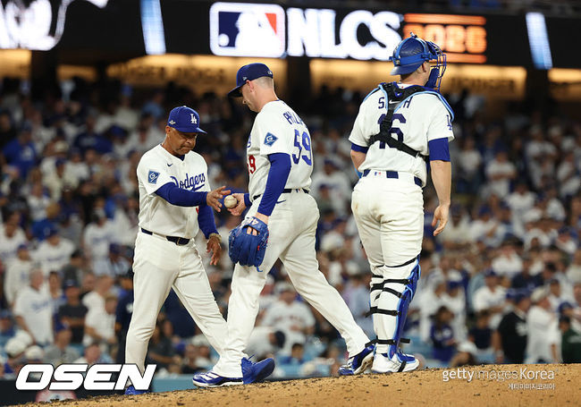 [사진] LA 다저스 데이브 로버츠 감독이 5회 투수 에반 필립스를 교체하고 있다. ⓒGettyimages(무단전재 및 재배포 금지)