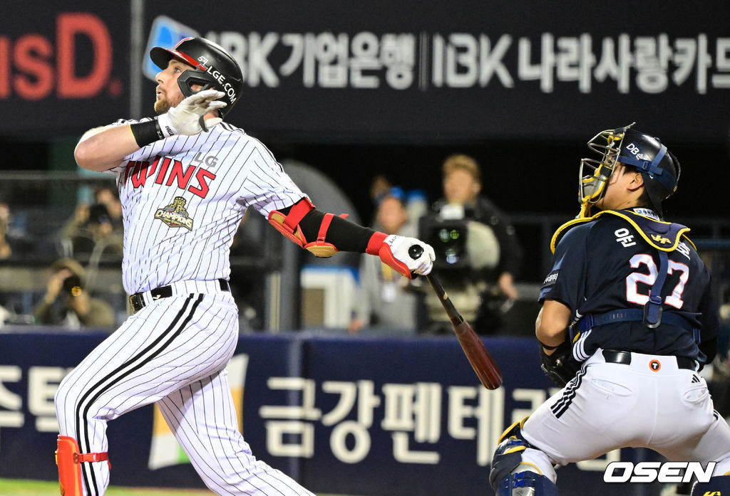 14일 오후 서울 잠실야구장에서 2026 신한 SOL KBO 와일드카드 결정 1차전 LG 트윈스와 두산 베어스의 경기가 열렸다.LG는 카를로스 카라스코, 두산은 곽빈이 선발로 나섰다.1회말 1사 1루에서 LG 오스틴이 선제 좌월 투런포를 날리고 있다. 2026.10.14 / jpnews@osen.co.kr