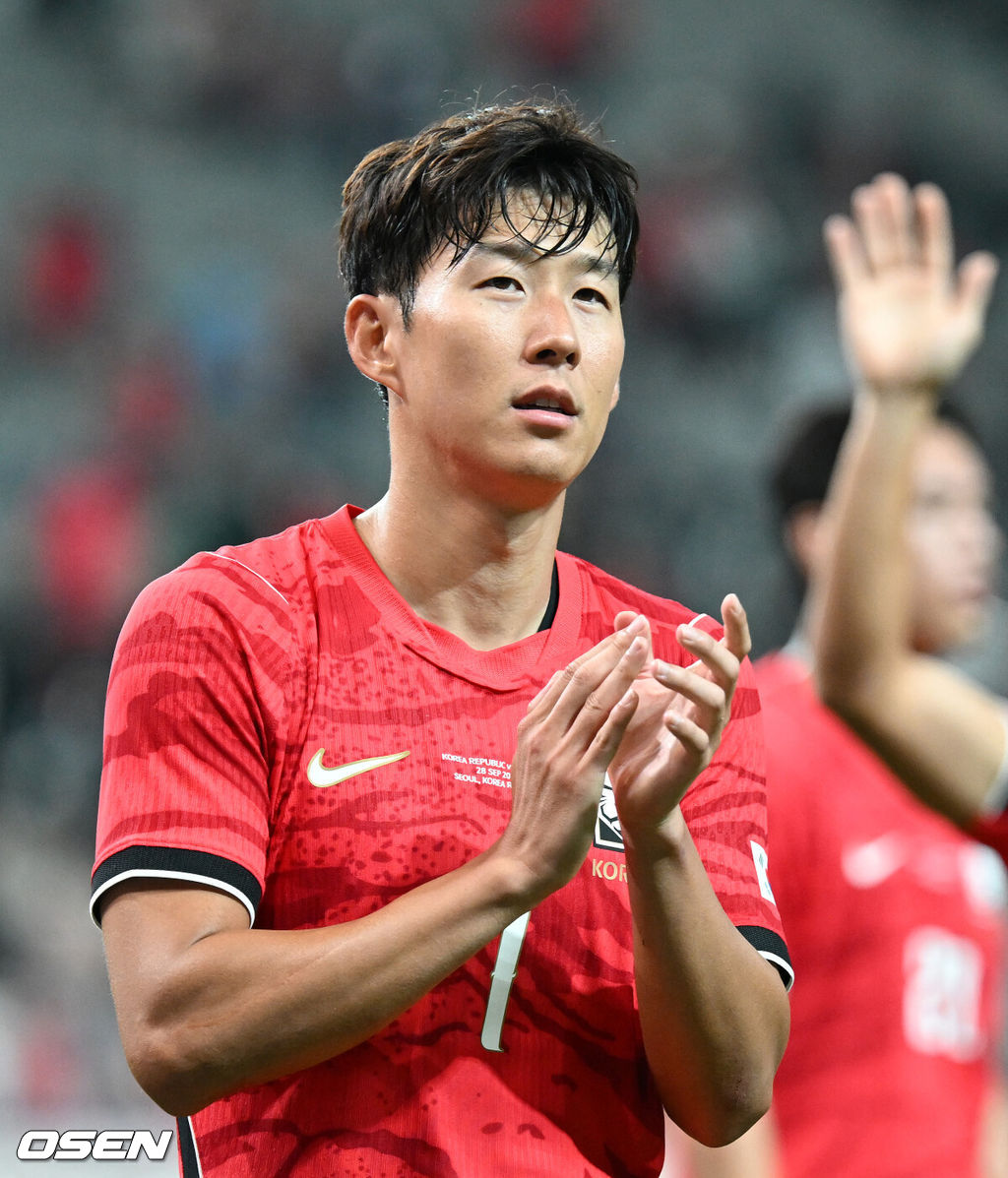 로베르트 모레노 임시 감독이 이끄는 대한민국 축구 국가대표팀은 28일 서울월드컵경기장에서 디에고 포를란 감독이 지휘하는 우루과이와 A매치 맞대결을 치러 1-4로 대패했다.이로써 모레노 감독은 지난 에콰도르전 3-0 완승 분위기를 이어기는 데 실패했다. 부임 2경기 만에 남미 강호 우루과이를 만나 1-4로 무너졌다.경기 종료 후 한국 손흥민이 관중석을 향해 인사를 하고 있다. 2026.09.28 / sunday@osen.co.kr