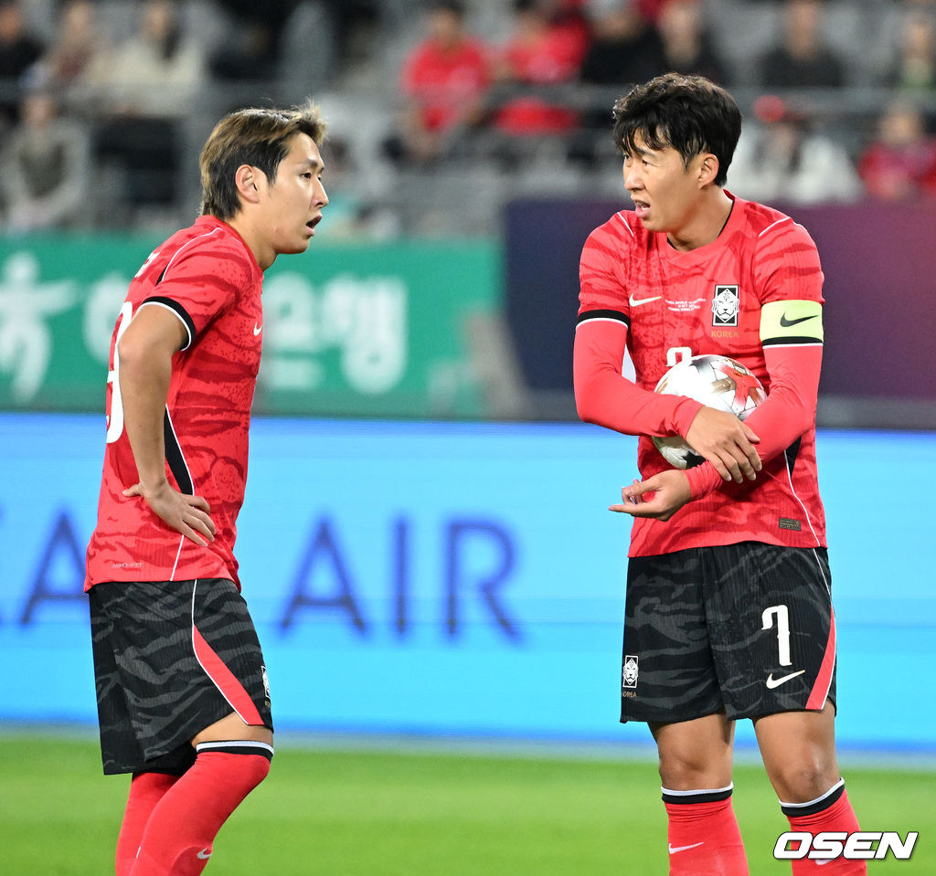 한국축구에 역사적인 날이다. 손흥민(34, LAFC)이 전설 차범근의 A매치 최다골 기록을 넘었다. 로베르트 모레노 감독이 이끄는 대한민국 축구대표팀은 6일 오후 8시 용인미르스타디움에서 개최되는 친선전에서 우즈베키스탄을 상대로 손흥민의 선제골과 오세훈의 추가골이 터져 2-0 완승을 거뒀다. 전반 반칙을 얻어낸 대한민국 손흥민이 이강인과 이야기를 나누고 있다. 2026.10.06 /sunday@osen.co.kr