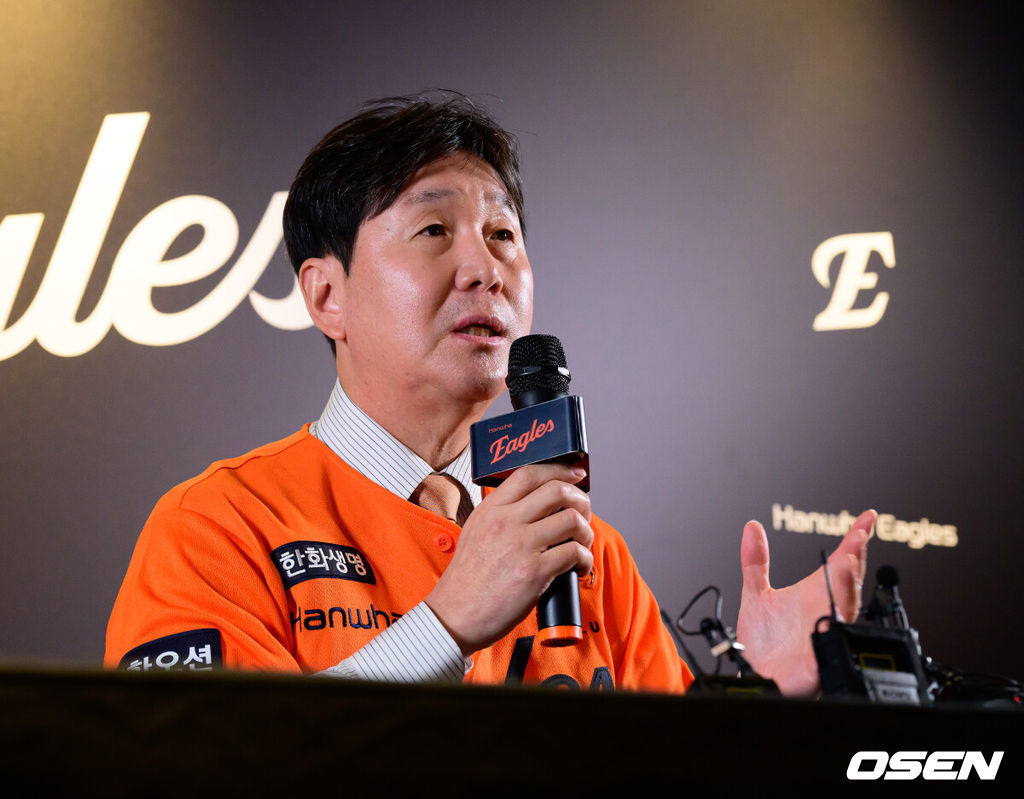 한화 이글스 류지현 감독 취임 기자회견이 16일 대전 한화생명볼파크에서 열렸다.한화는 지난 13일 제15대 신임 사령탑으로 류지현 야구 국가대표팀 감독을 선임했다. 계약 규모는 3년 총액 20억원이다.한화 류지현 감독이 기지회견을 하고 있다. 2026.10.16 / jpnews@osen.co.kr