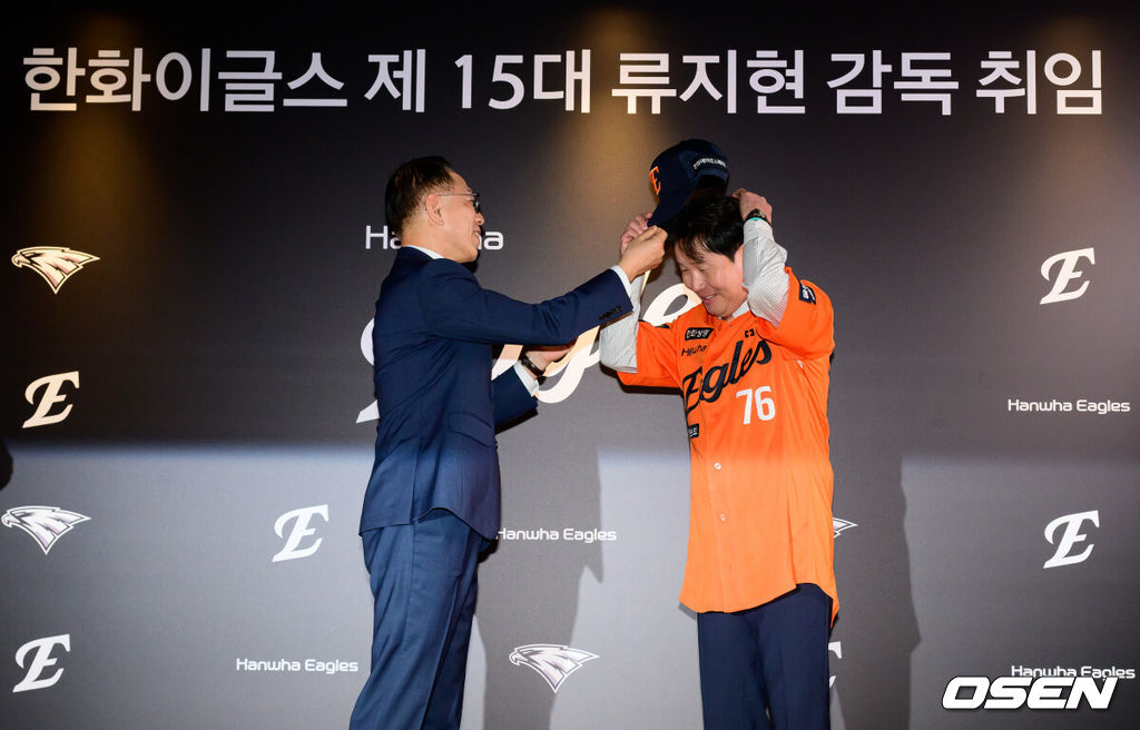 한화 이글스 류지현 감독 취임 기자회견이 16일 대전 한화생명볼파크에서 열렸다.한화는 지난 13일 제15대 신임 사령탑으로 류지현 야구 국가대표팀 감독을 선임했다. 계약 규모는 3년 총액 20억원이다.한화 류지현 감독이 박종태 대표이사에게 유니폼과 모자를 건네받고 있다. 2026.10.16 / jpnews@osen.co.kr