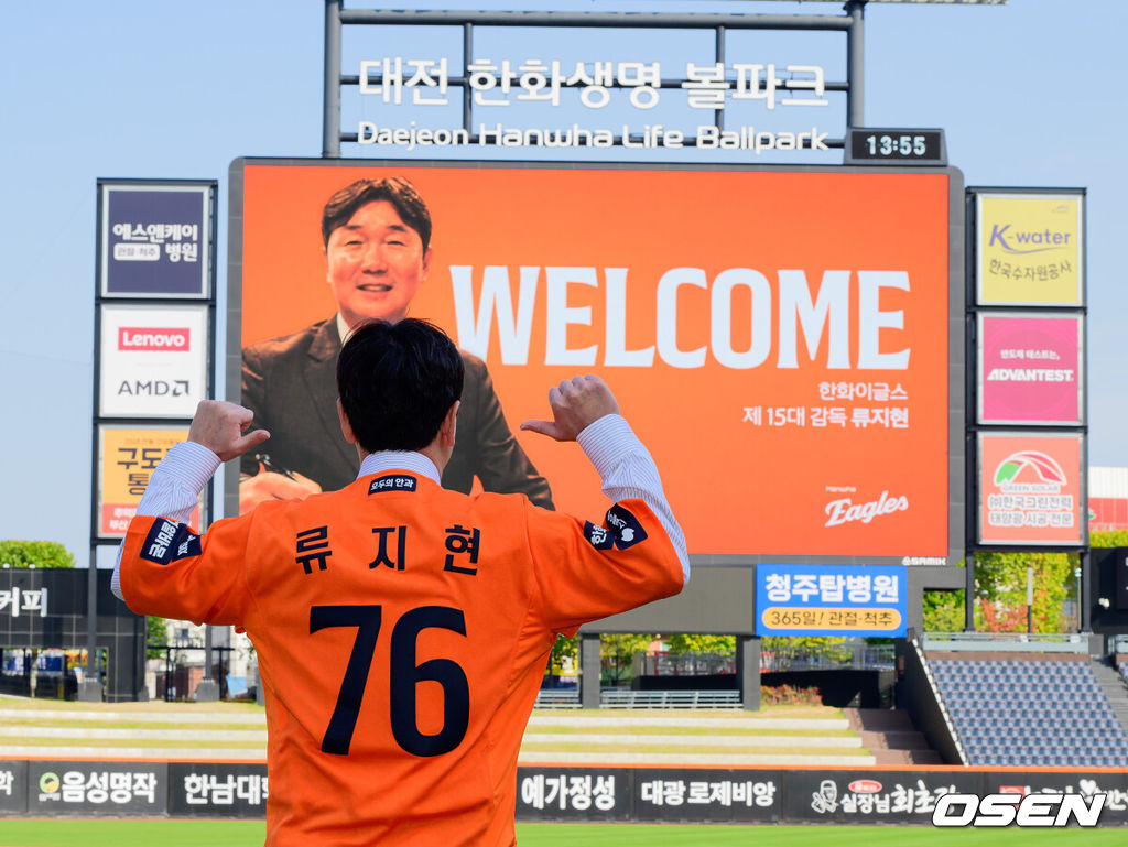 한화 이글스 류지현 감독 취임 기자회견이 16일 대전 한화생명볼파크에서 열렸다.한화는 지난 13일 제15대 신임 사령탑으로 류지현 야구 국가대표팀 감독을 선임했다. 계약 규모는 3년 총액 20억원이다.한화 류지현 감독이 포토타임을 하고 있다. 2026.10.16 / jpnews@osen.co.kr