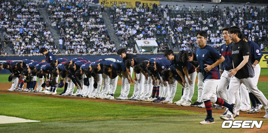 2026시즌 안타왕은 빅터 레이예스(롯데 자이언츠)다. 프로야구 롯데 자이언츠는 12일 서울 잠실구장에서 열린 2026 신한 SOL KBO리그 두산 베어스와의 시즌 최종전이자 올해를 끝으로 철거되는 잠실구장 최종전에서 7-4로 승리했다. 롯데는 NC 다이노스를 제치고 7위로 2026시즌을 마감했다. 최종 성적 64승 3무 77패. 두산은 일찌감치 5위(74승 5무 65패)를 확정, 2년 만에 가을무대 초대장을 받았다. 하루 휴식 후 14일 잠실에서 4위 LG 트윈스와 와일드카드 결정전 1차전에 나선다. 경기종료 후 롯데 선수들이 팬들에게 인사하고 있다.  2026.10.12 / soul1014@osen.co.kr
